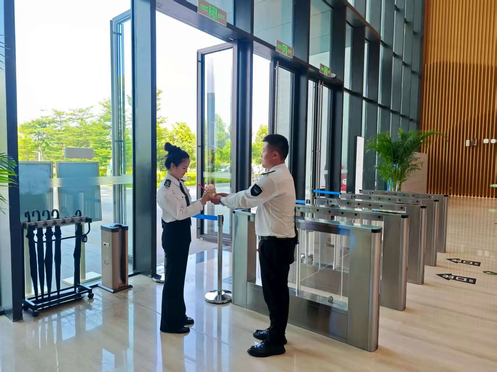 酷暑送清凉，温情暖人心——中威泰熠保安集团柳州华润支队夏日关怀活动纪实