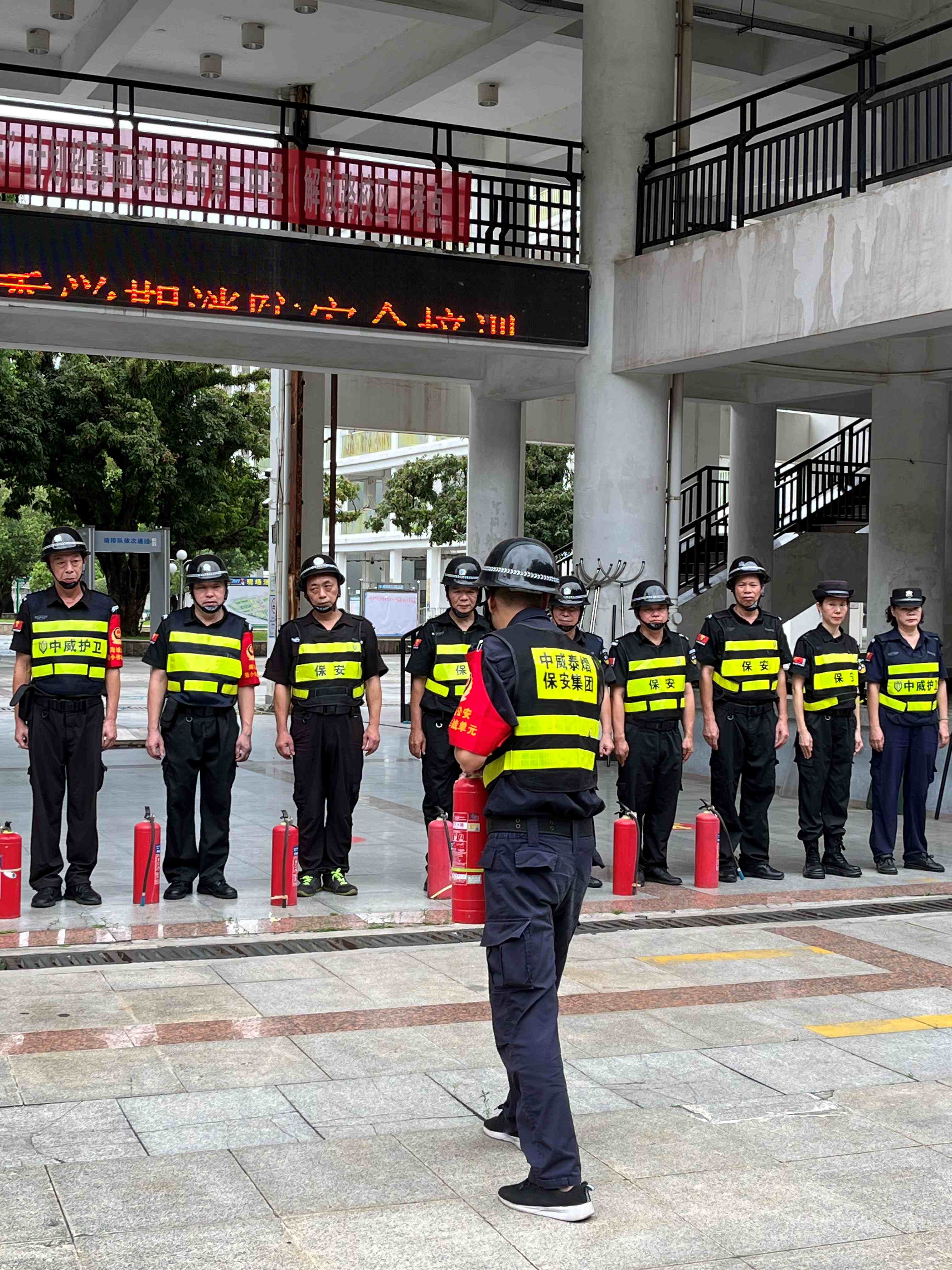 校园安全 “预热”！北海一中实战演练护航开学季 —— 中威泰熠保安集团
